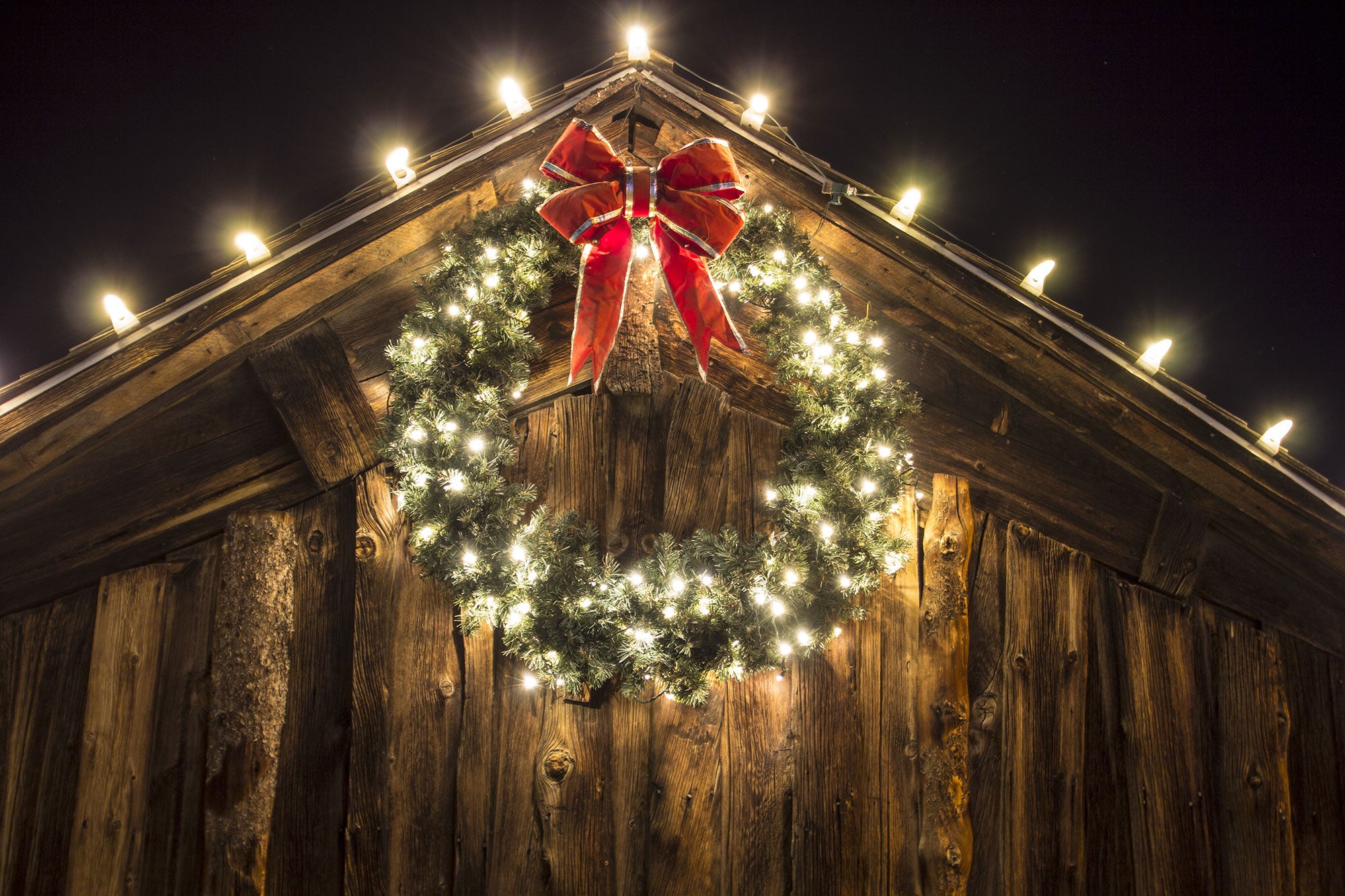 barn-christmas-wreath