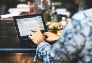 computer-article-laptop-typing-an-article