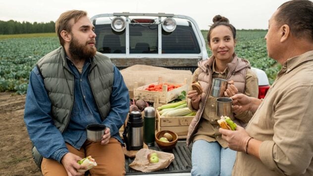 farmers-tailgate-lunch-eating-food-mealtime