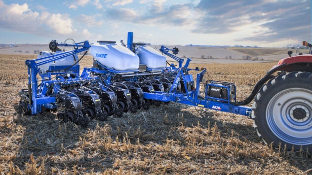 Kinze-5670-pivot-fold-23-row-15-planter