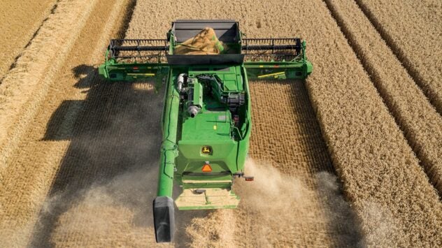 John Deere T6 Combine