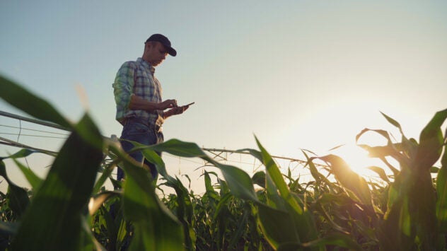 farmer-smartphone-media