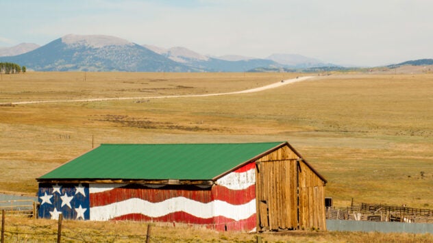 rural-western-barn-us-flag