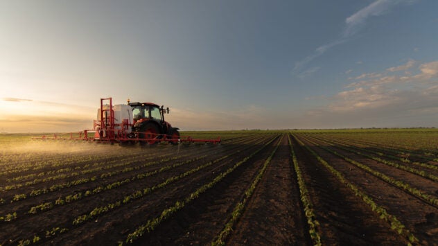 easly-season-soybean-spraying